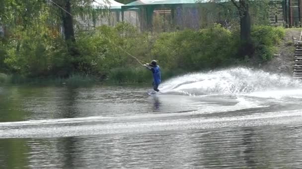 Bretter für Wakeboarding bewegt sich in Zeitlupe. zurück. — Stockvideo