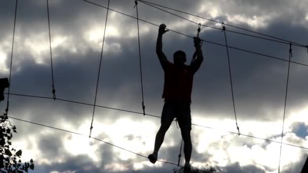 Homem em Alta Altitude atravessa as cordas . — Vídeo de Stock