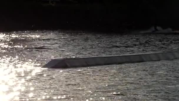 Wakeboarder jeździ na wodzie w zwolnionym tempie. — Wideo stockowe