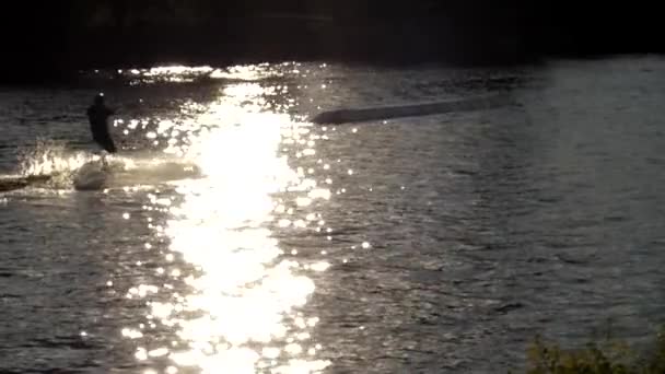 Wakeboarder jeździ na wodzie w zwolnionym tempie. — Wideo stockowe