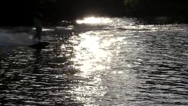 Wakeboarder jízdu na vodě v pomalém pohybu. — Stock video