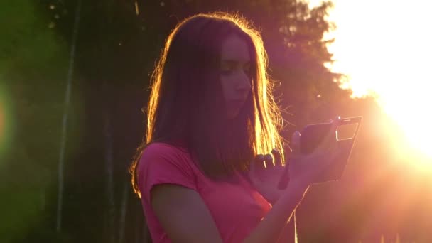 Hermosa chica hablando por teléfono al atardecer . — Vídeo de stock