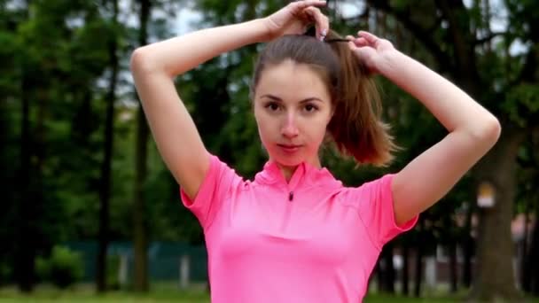 La chica había defraudado su cabello . — Vídeos de Stock