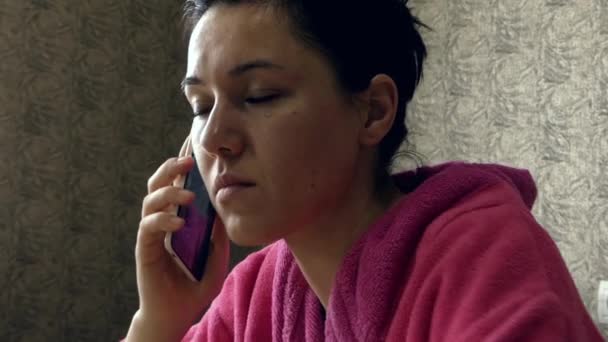 Dívka v červeném rouchu bere telefonní hovor. — Stock video