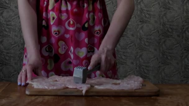 Chica en la cocina utiliza un martillo especial de carne . — Vídeo de stock