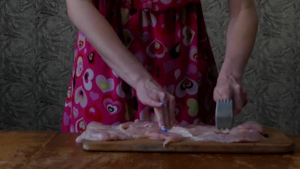 Menina na cozinha usa um martelo de carne especial . — Vídeo de Stock