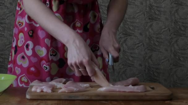 Lány a konyhában, darabolt hús szelet. — Stock videók