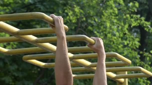 Atleta haciendo Pull-Ups en la barra . — Vídeos de Stock