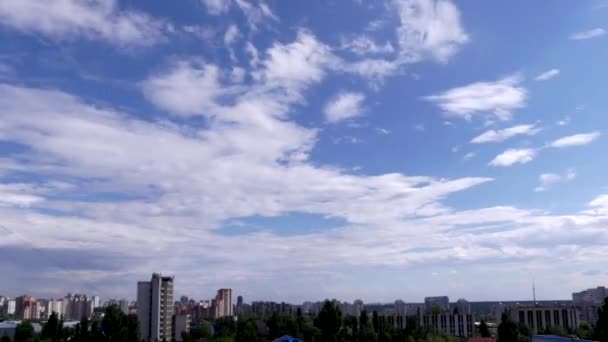 Beautiful Clouds Float in the Blue Sky in Timelapse Mode. — Stock Video