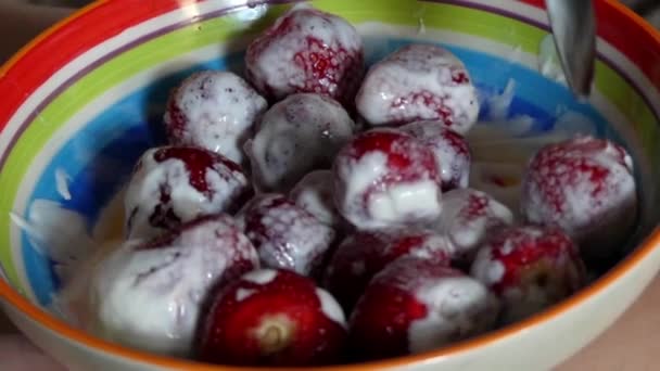 Cuchara en cámara lenta previene las fresas con crema . — Vídeos de Stock