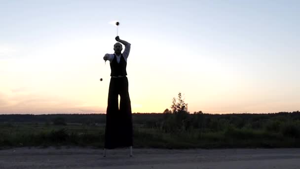 Incredible Stunts With Fire Poi on Stilts. Slow Motion. — Stock Video