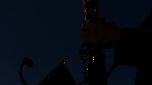 Jouer du saxophone pendant une nuit de fête . — Video