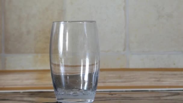 In een Crystal Goblet vallende Water. — Stockvideo