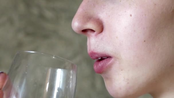 Young and Beautiful Girl Drinks Water From a Glass in Slow Motion. Close Up. — Stock Video