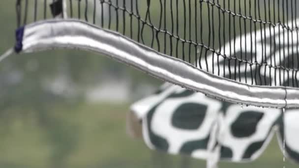 Волейбольна мережа крупним планом висить під дощем . — стокове відео