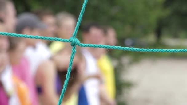 Volleyballnetz aus nächster Nähe. Profivolleyball-Wettbewerbe. die Parade der Mannschaften. Menschen aus dem Fokus geraten. — Stockvideo