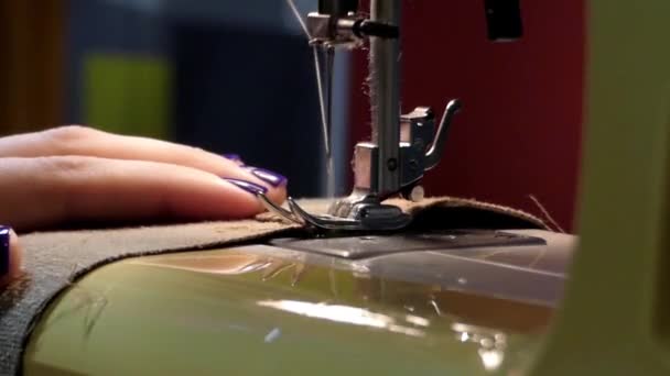 Een naaimachine naait Closeup. — Stockvideo