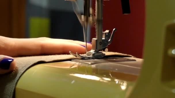 Uma máquina de costura costura costura close up. Movimento lento . — Vídeo de Stock