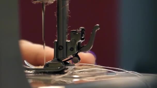 Uma máquina de costura costura costura Closeup . — Vídeo de Stock