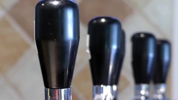 Handvat voor gieten bier. — Stockvideo