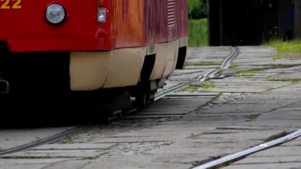 Hjul av röda spårvagnen rider på järnvägen. — Stockvideo
