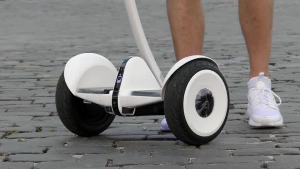 Segway en movimiento Primer plano . — Vídeo de stock