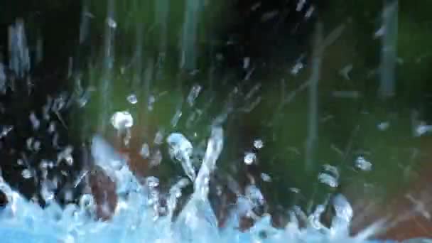 水滴の信じられないほどの背景。スローモーションで青い水. — ストック動画