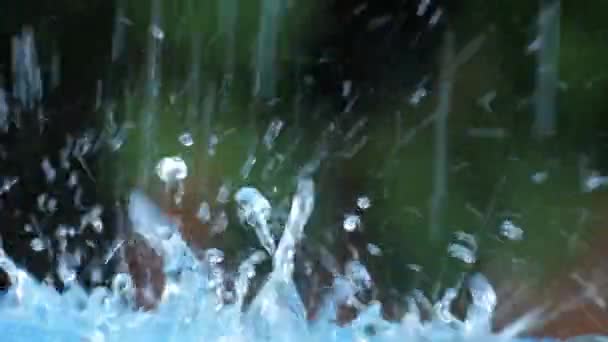 El Fondo Increíble de las Gotas de Agua. Agua azul en cámara lenta . — Vídeo de stock