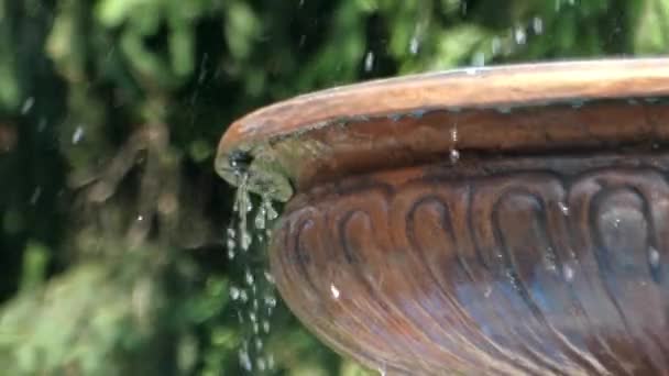 Goccioline d'acqua che cadono dalla fontana . — Video Stock