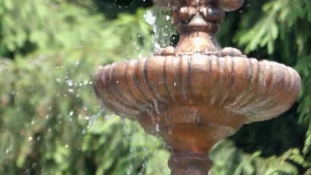 Goccioline d'acqua che cadono dalla fontana . — Video Stock