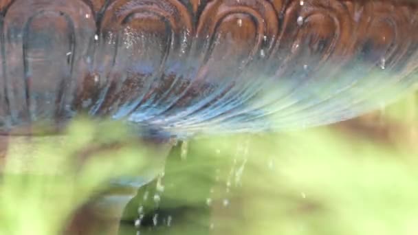 Ongelooflijk kleine druppeltjes water rennen naar de oude fontein in Real Time. — Stockvideo