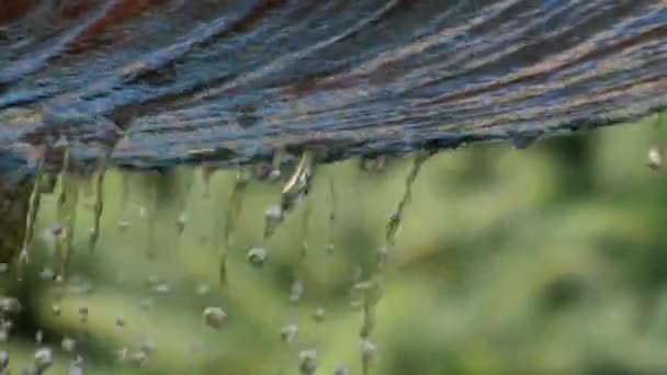 Pequenas gotas incríveis de água correndo pela fonte antiga em tempo real . — Vídeo de Stock