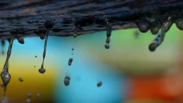 Neuvěřitelné malé kapičky vody stékající staré kašny v pomalém pohybu. — Stock video