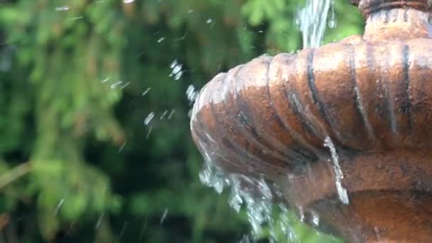 De stroom van Water vallen van een oude fontein. Slow Motion. — Stockvideo