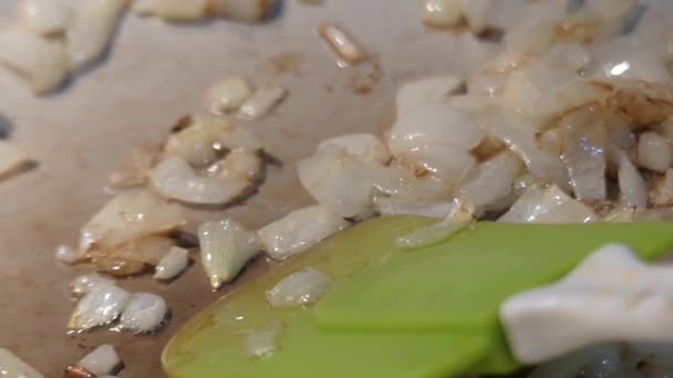 Preparação de Fried Cebola Closeup em uma frigideira. Movimento lento . — Vídeo de Stock