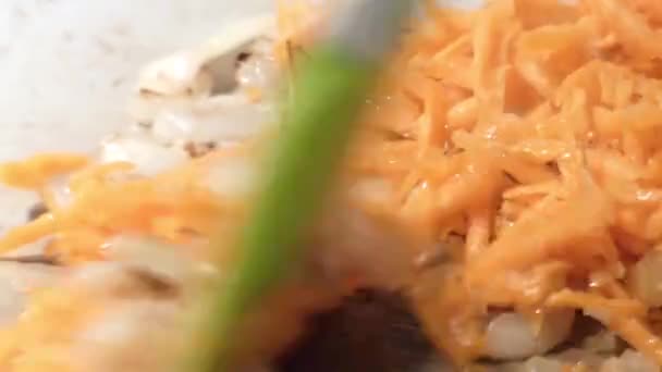 Préparation des carottes frites Gros plan dans la casserole . — Video