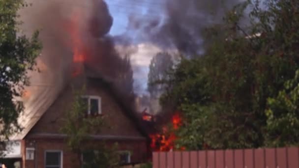 Кирпичный дом горит . — стоковое видео