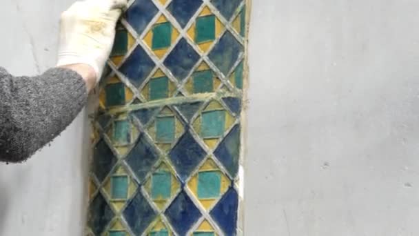 Único trabalho de restauração de azulejos antigos no Templo. Mãos limpas Superfície . — Vídeo de Stock