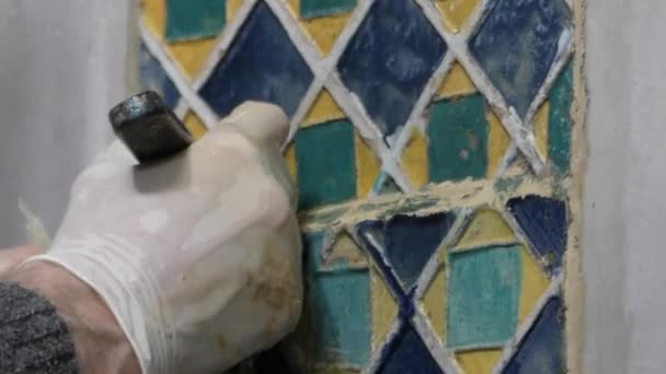 Único trabalho de restauração de azulejos antigos no Templo. Mãos limpas Superfície . — Vídeo de Stock