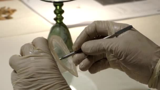 Unique Restoration Work: the Restoration of the Glass Goblet. Primer plano Shot . — Vídeo de stock