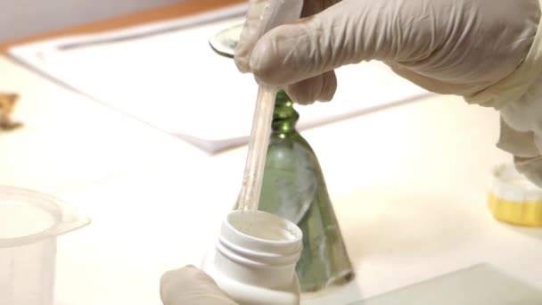 Unieke restauratie: de restauratie van de Goblet glas. Close-up Shot. — Stockvideo