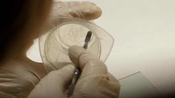 Action en laboratoire : les mains préparées et agitées le liquide clair . — Video