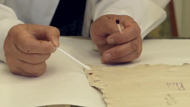 Відновлення старовинного паперу. Спеціальна щітка очищає папір . — стокове відео