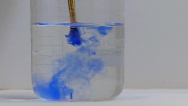 Diffusion von blauem Farbstoff in einem Glas Wasser. Zeitlupe. — Stockvideo