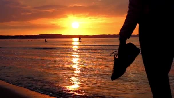 Increíble puesta de sol en el mar en cámara lenta . — Vídeo de stock