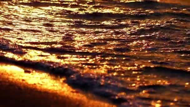 Ağır çekimde gün batımında denizin dalgaları. Altın saat. — Stok video