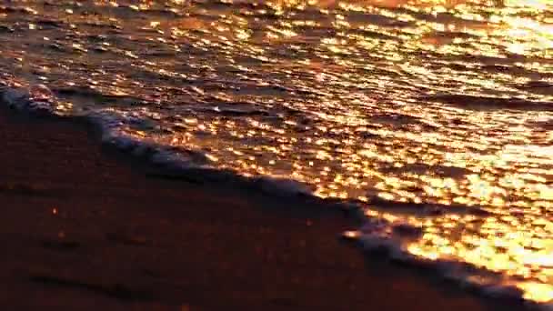 Olas del mar al atardecer en cámara lenta. Tiempo de oro . — Vídeos de Stock