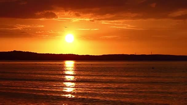 Ongelooflijke zonsondergang op zee in Slow Motion. — Stockvideo