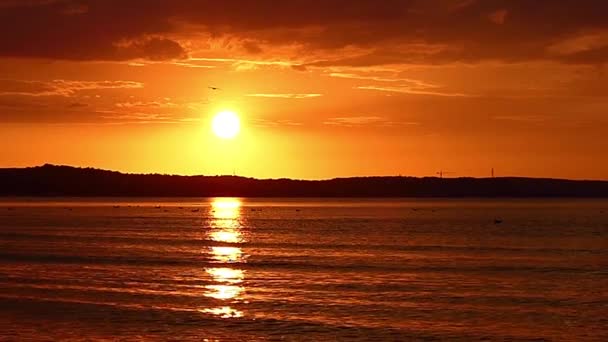 Increíble puesta de sol en el mar en cámara lenta . — Vídeos de Stock