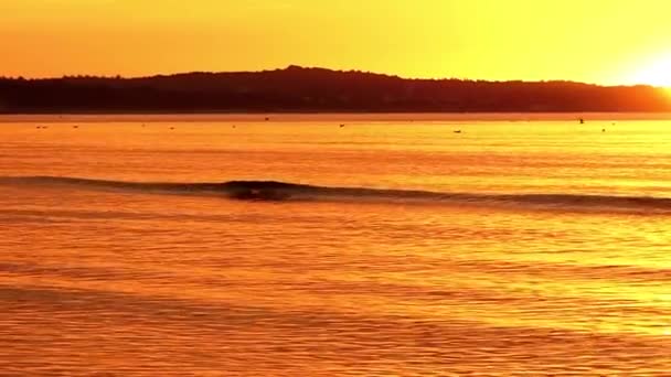 Niesamowity zachód słońca nad morzem. — Wideo stockowe